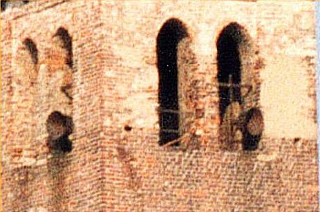 Le sirene antiaeree un tempo installate sulla sommità della torre civica di via Gioberti Le sirene antiaeree un tempo installate sulla sommità della torre civica di via Gioberti